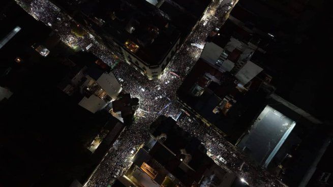 Decenas de militantes comenzaron a reunirse en las inmediaciones del nuevo domicilio de la ex mandataria, el mismo donde podría comenzar a cumplir la prisión domiciliaria.