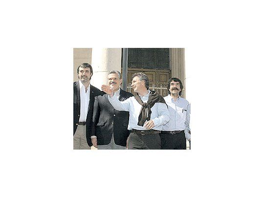 MauricioMacri juntoa lafórmulaRicardoLópezMurphy-EstebanBullrich(izq.) y elcandidatoa senadorCarlosMelconian(der.). Elfin desemana lodedicó areforzar lacampañapresidencialde sualiado. HoyMacri seconcentraen entrenarministros.