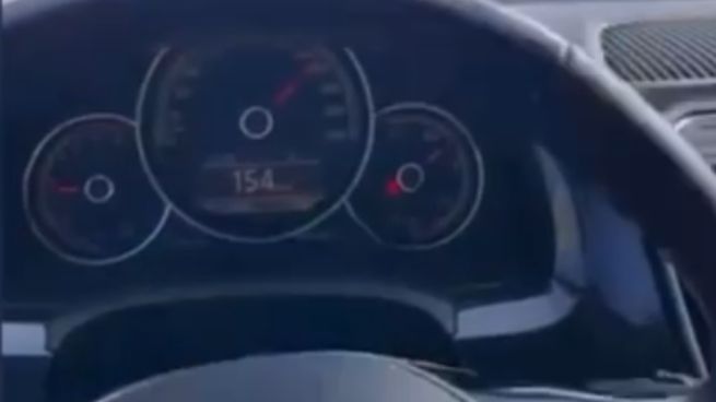 LA mujer manejaba a más de 150 km/h sin las manos en el volante y grabando.