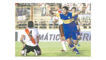 Nicolás Blandi festeja con todo, mientras Luciano Vella se lamenta. Boca se quedó con el primer superclásico del verano, ante un River que jugó 65 minutos con un hombre menos.