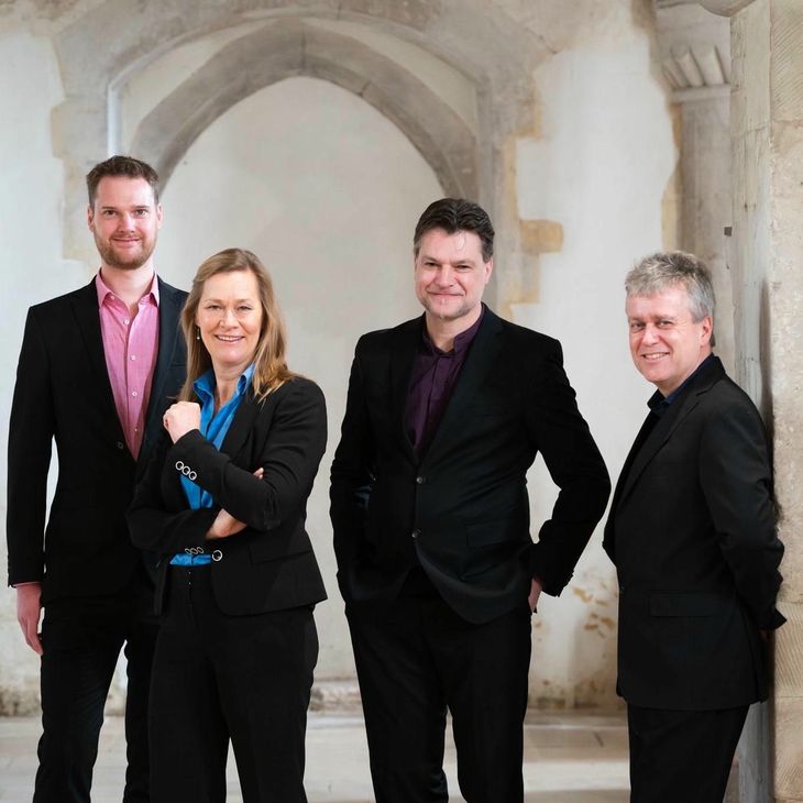 El conjunto británico Gothic Voices publicó en 1982 el álbum “A Feather on the Breath of God”, el primero dedicado a Hildegard von Bingen El conjunto británico Gothic Voices publicó en 1982 el álbum “A Feather on the Breath of God”, el primero dedicado a Hildegard von Bingen