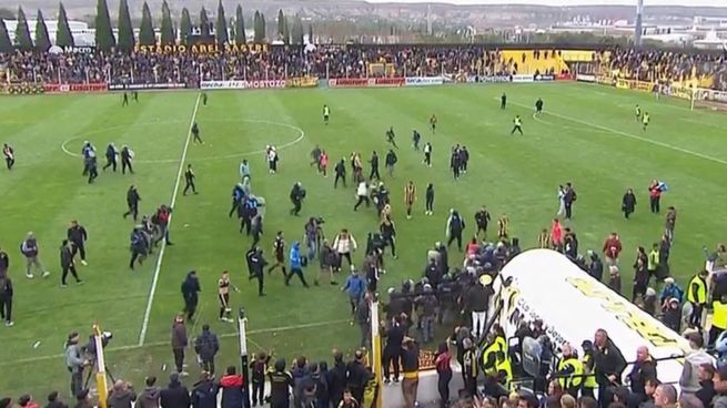 El partido entre Estudiantes de Río Cuarto y Deportivo Madryn terminó con una invasión de cancha.
