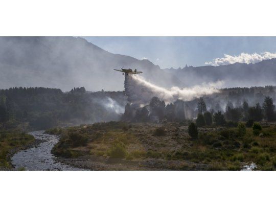 El incendio en el Parque Nacional Los Alerces es combatido con la ayuda de siete aviones hidrantes.