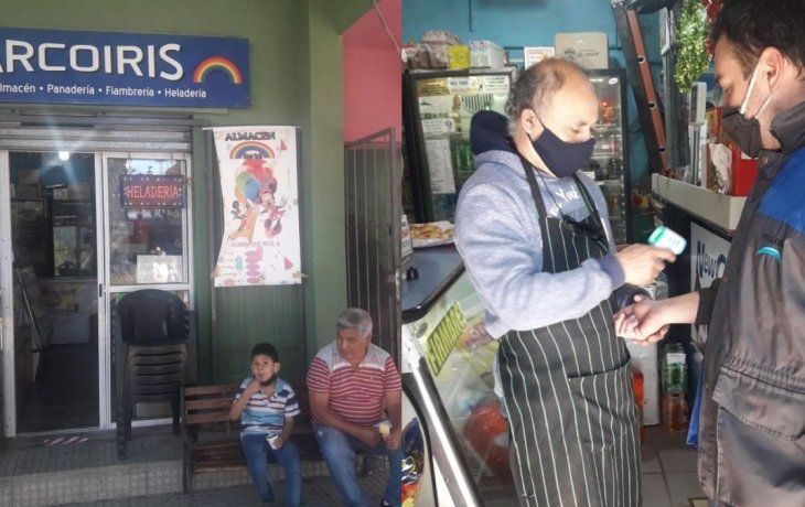 Protocolos. En una carnicería toman la fiebre a uno de los clientes al ingresar.