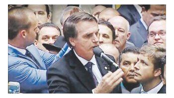 ámbito.com | El diputado ultraderechista Jair Bolsonaro, al votar el domingo por el juicio político a Dilma Rousseff. Dijo, mencionando a un militar ampliamente acusado de torturas: “Por la memoria del coronel Carlos Alberto Brilhante Ustra, el pavor de Dilma Rousseff