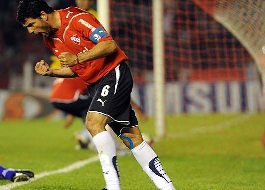Eduardo Tuzzio festeja el rápido empate de Andrés Silvera antes del cuarto de hora.