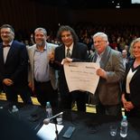 Alejandro Dolina recibió el diploma y la medalla del doctorado honoris causa ante más de 700 personas en la Facultad de Ciencias Sociales.