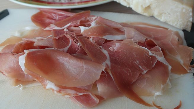 El jamón tiene una grancantiad de sal, lo que puede afectar a la presión arterial.
