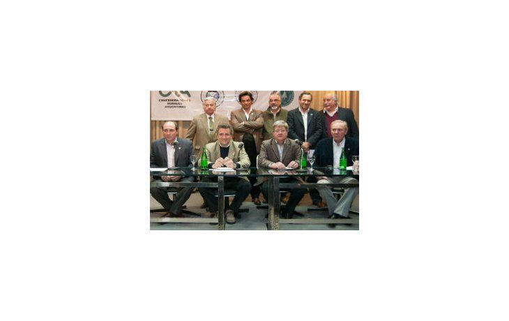 En la foto sentados, el vicepresidente primero de Federación Agraria Argentina (FAA), Julio Currás, el presidente de la SRA, Luis Miguel Etchevehere, de Confederaciones Rurales Argentinas (CRA), Rubén Ferrero y de Coninagro, Carlos Garetto.
