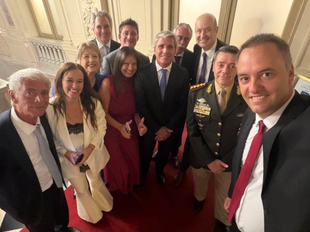 En el posteo se lo vio junto a Sandra Pettovello (Capital Humano); Mario Lugones (Salud); Mariano Cúneo Libarona (Justicia); Luis Caputo (Economía); Pablo Quirno (Cancillería) y el asesor Santiago Caputo, entre otros. En el posteo se lo vio junto a Sandra Pettovello (Capital Humano); Mario Lugones (Salud); Mariano Cúneo Libarona (Justicia); Luis Caputo (Economía); Pablo Quirno (Cancillería) y el asesor Santiago Caputo, entre otros.