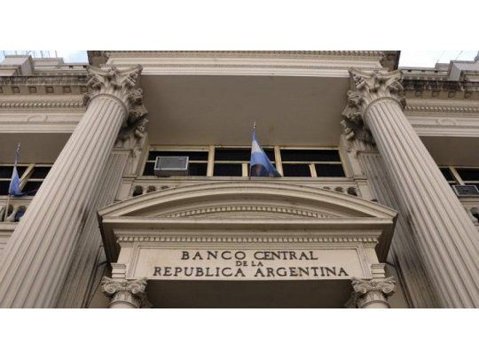El BCRA jugó fuerte para intentar frenar la corrida: aumentó la tasa al 60% y subió 5 puntos los encajes