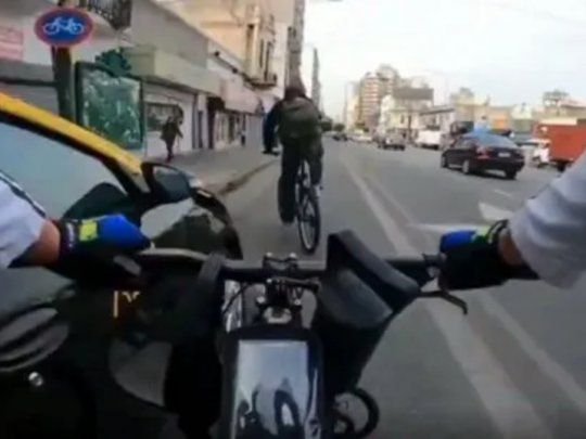 El Bicibandido: el ciclista que se volvió viral peleandose con vehículos y peatones