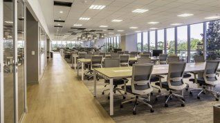 HIT opera 12 sedes y más de 50.000 m² de espacios corporativos premium bajo un modelo all-inclusive. HIT opera 12 sedes y más de 50.000 m² de espacios corporativos premium bajo un modelo all-inclusive.