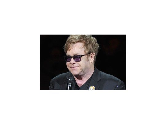 Elton John internado.