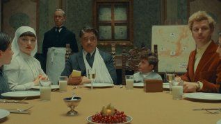 HBO Max estrenó una de sus películas más particulares: un relato de espías con estética obsesiva que divide a la audiencia.