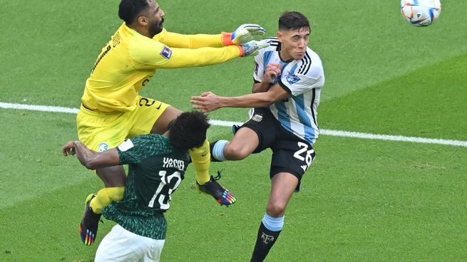 Yasir Al Shahrani en el momento de su estremecedora lesión en el mundial de Qatar 2022.