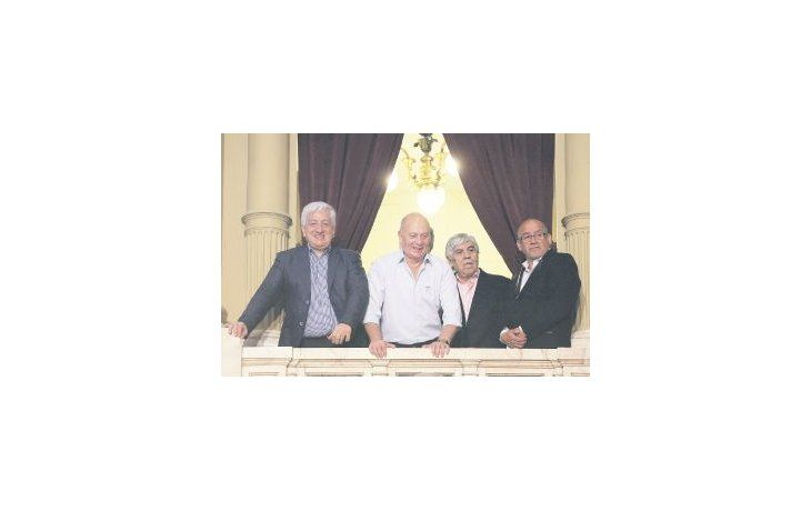 Hugo Moyano ayer en el Congreso para la asunción de Mauricio Macri, junto a sus laderos Julio Piumato, Gerónimo “Momo” Venegas y Abel Frutos. Todos apuestan a la fusión de la central obrera.