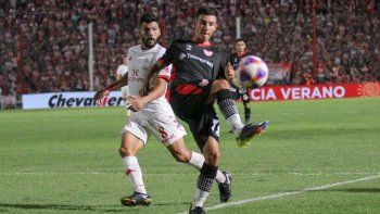 Punto y punta. Huracán se volvió de Córdoba con un empate que lo mantiene en la cima.