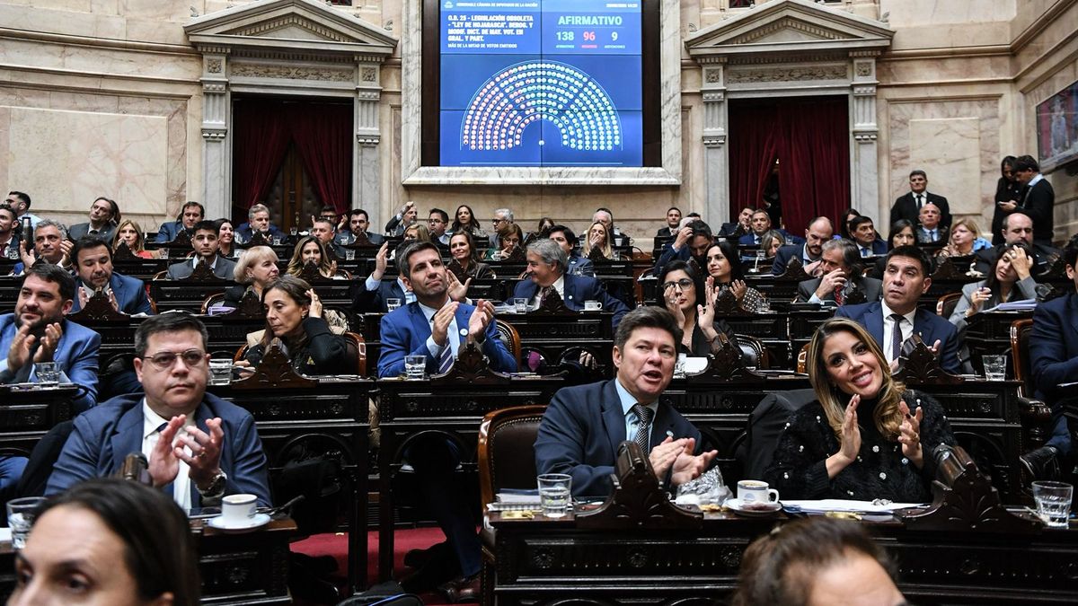 Del carnet de mochilero a las palomas mensajeras: las curiosas normas que podría dar de baja la ley Hojarasca