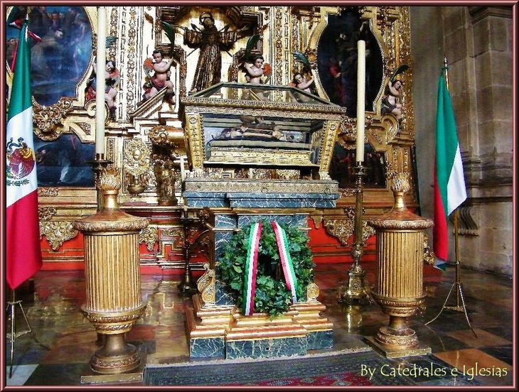 En la Catedral Metropolitana de México, se lleva a cabo las honras fúnebres y la inhumación de los restos de Agustín de Iturbide, en 1838. En la Catedral Metropolitana de México, se lleva a cabo las honras fúnebres y la inhumación de los restos de Agustín de Iturbide, en 1838.