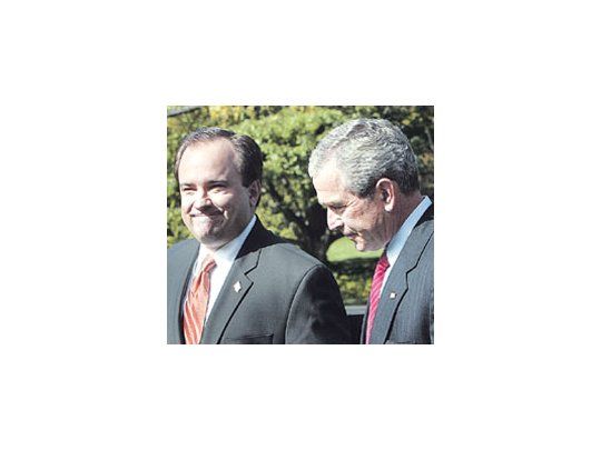 Scott McClellan y George W. Bush en tiempos mejores, cuandoel primero era, además del portavoz del presidente, sufuncionario más leal. Pero ahora publica un libro que revelalas miserias de la administración antes de la guerra en Irak.
