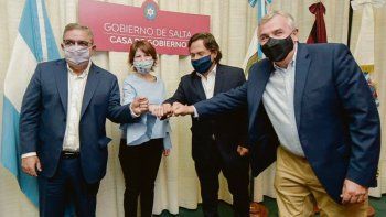 en bloque. Los gobernadores Jalil (Catamarca), Sáenz (Salta) y Morales (Jujuy) conformaron la Mesa del Litio para el desarrollo del sector. En la imagen, con la secretaria de Relaciones con las Provincias, Silvina Batakis.