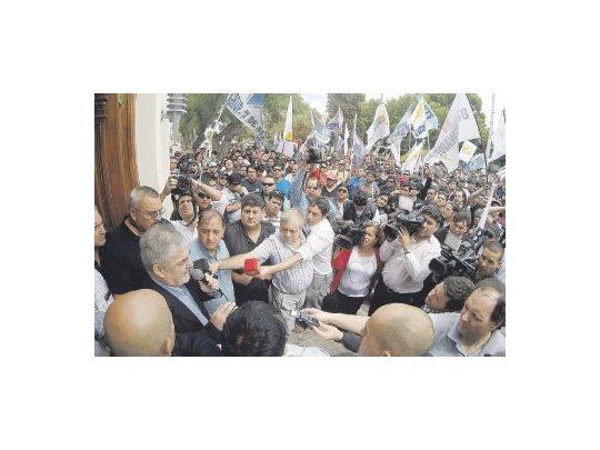Tras una reunión con empresas y sindicatos, Mario Das Neves habló en Rawson ante petroleros, camioneros y obreros de la construcción que reclaman sostener la actividad en Chubut.
