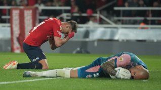 Figura repetida. Delanteros de Independiente lamentándose y el arquero de Arsenal abrazando la pelota.&nbsp;