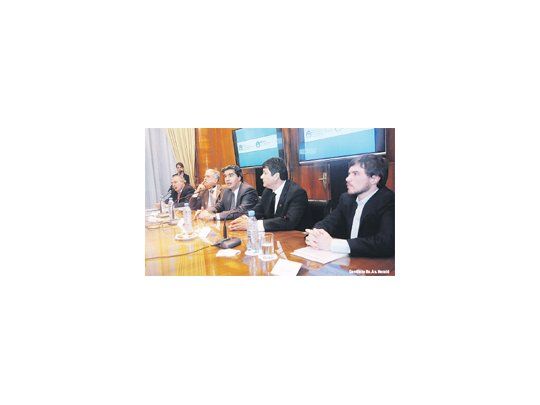 Augusto Costa aclaró ayer las intenciones oficiales de extender el Precios Cuidados al menos hasta  junio. Lo hizo junto con el jefe de Gabinete, Jorge Capitanich, y el ministro de Planificación, Julio De Vido .