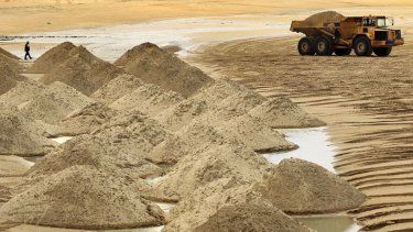 El Gobierno busca crear las condiciones para desarrollar un corredor fluvial que permita trasladar arena de fractura desde Entre Ríos hacia la Patagonia y reducir la fuerte dependencia del transporte por camión