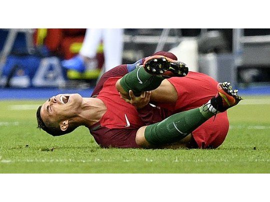Ronaldo sufrió una lesión a los 8 minutos de la final de la Eurocopa ante Francia.