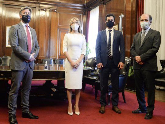 La firma del acuerdo se realizó en la sede del Banco Nación y participaron la primera dama y presienta honoraria de la FBNA, Fabiola Yañez; el presidente de la entidad, Eduardo Hecker; el presidente de la FBNA, Matías Tombolini, y el presidente de la Cruz Roja Argentina Diego Tipping.