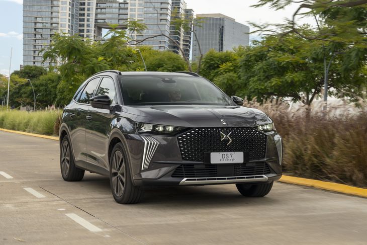 El vehículo, que logró posicionarse entre los más elegidos dentro del nicho de alta gama en el país, se ofrece en dos configuraciones que apuntan a distintos perfiles de usuarios, ambos con un fuerte énfasis en el confort, la seguridad y la eficiencia energética.