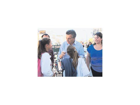El jefe de Gobierno porteño Mauricio Macri, en la localidad bonaerense de Laprida, ayer, salió a tocar timbres para promover candidatos del PRO y postularse ya a presidente.