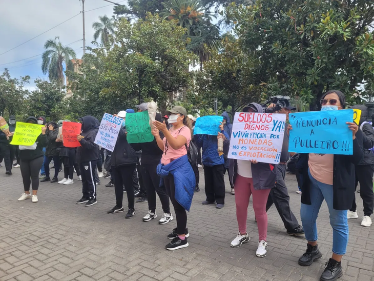 Para evitar represalias, los policías jujeños cubrieron sus rostros cuando manifestaron frente a la Casa de Gobierno. Para evitar represalias, los policías jujeños cubrieron sus rostros cuando manifestaron frente a la Casa de Gobierno.
