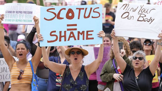 Una protesta en contra de la decisión de la Corte Suprema de Estados Unidos sobre el derecho al aborto.