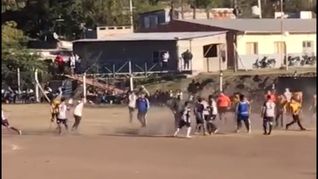 batalla campal en el futbol cordobes: un joven de 16 anos gravemente herido en la liga de punilla