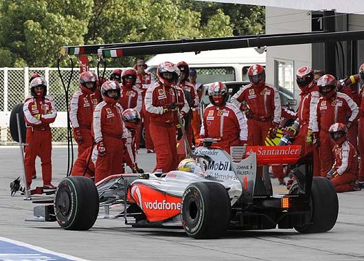 Hamilton descansa en boxes.