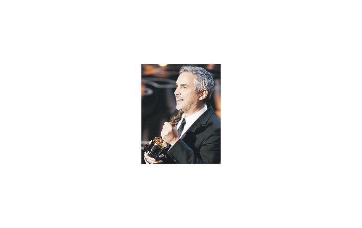 Alfonso Cuarón levanta su Oscar por “Gravedad” el domingo pasado en Hollywood.