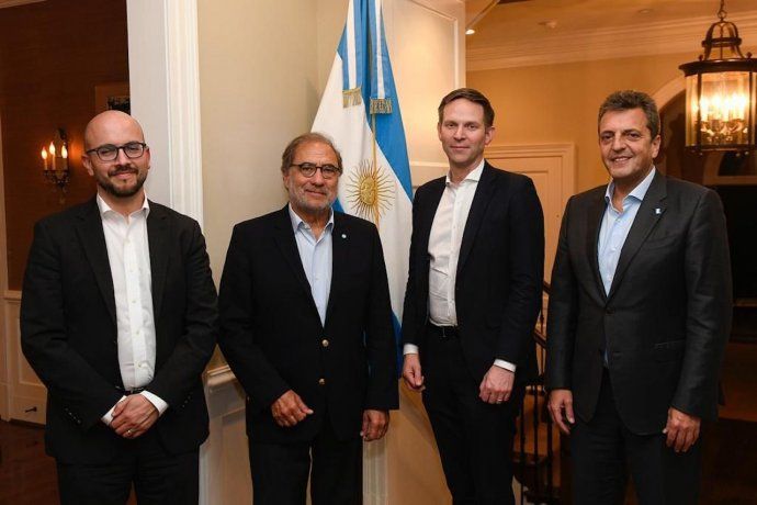 El ministro de Economía, Sergio Massa, junto al embajador Jorge Argüello, y los funcionarios del gobierno estadounidense Mike Pyle y Juan González. El ministro de Economía, Sergio Massa, junto al embajador Jorge Argüello, y los funcionarios del gobierno estadounidense Mike Pyle y Juan González.