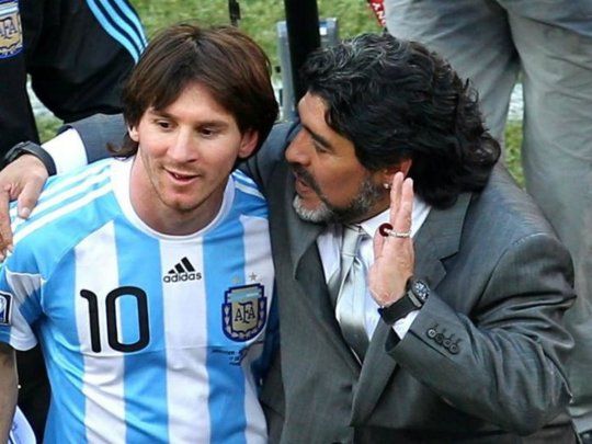 Maradona y Messi en sociedad, durante el Mundial 2010.