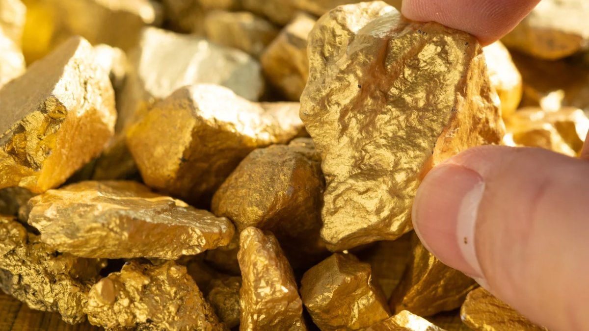 Gold scored its fifth rise in six days and was one step away from drilling the u$s2,000