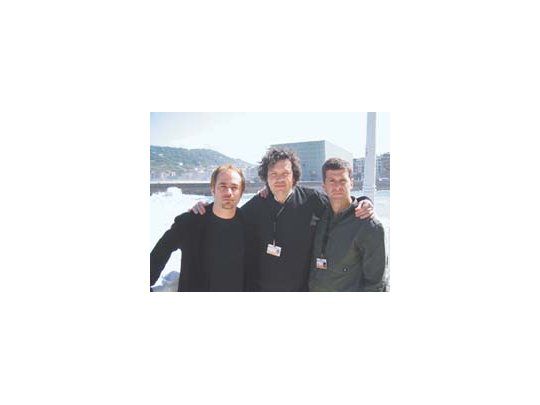 El actor Gastón Pauls, el director Tristán Bauer y el autor y ex combatiente Edgardo Esteban ayer, en el Festival de San Sebastián.