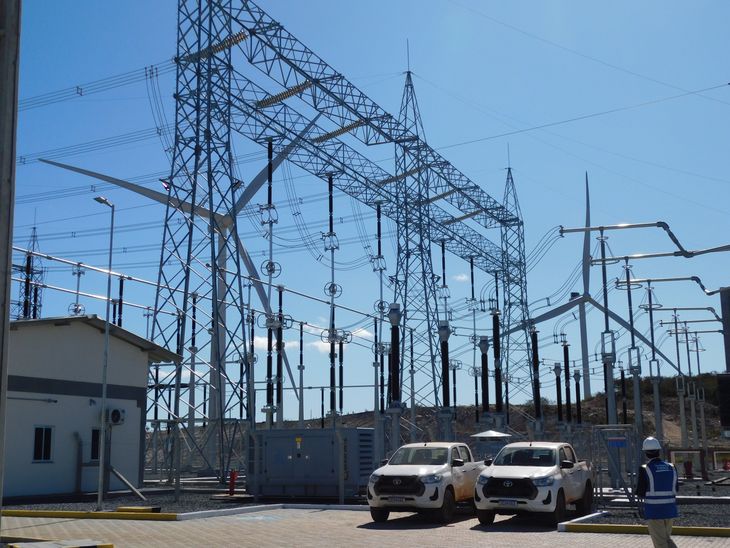 El sistema de transmisión del complejo incluyó la construcción de una nueva subestación propia de energía eléctrica. El sistema de transmisión del complejo incluyó la construcción de una nueva subestación propia de energía eléctrica.