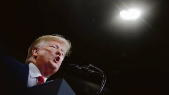 encendido. En su lanzamiento de campaña, Trump volvió a cargar contra los inmigrantes ilegales. ¿Se pueden imaginar esas caravanas si no tuviéramos muros y barreras?. Este país sería un desastre, dijo.