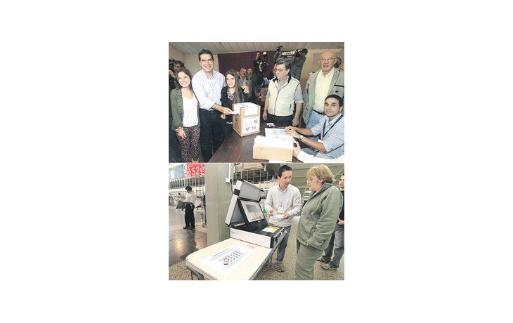 Madrugador, Capitanich emitió su voto en la capital provincial, apenas iniciada la jornada electoral. Lo acompañaron sus hijas. En cerca de 900 mesas de cuatro localidades se aplicó el voto electrónico, en una experiencia calificada de «exitosa» por el Gobierno provincial.