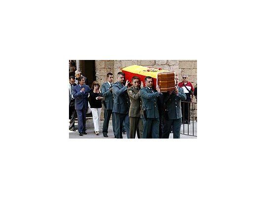 Trasladan los restos de los dos guardis civiles que murieron ayer.