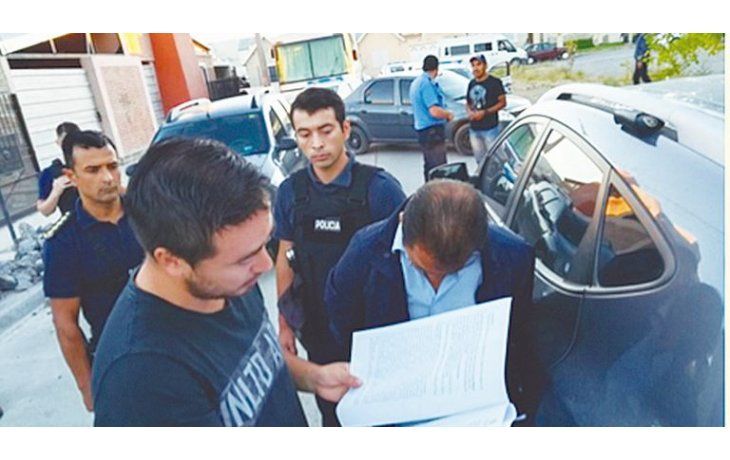 ámbito.com | Complicados. El secretario privado del gobernador y otro funcionario de la misma área fue detenido ayer en el marco de una investigación por el presunto pago de sobreprecios en la compra de insumos para los inundados.