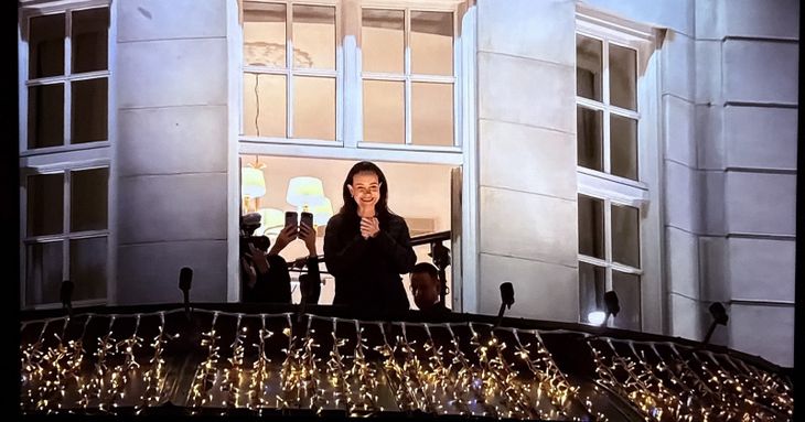 Simpatizantes la recibieron en el Grand Hotel de Oslo con el himno nacional.