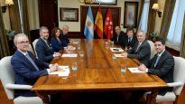 Feijóo evita la foto con Milei mientras Ayuso refuerza su alianza con el Presidente.